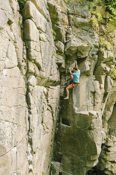 Scalatore per scalare una grande parete Scalatore per scalare una grande parete . — Foto Stock