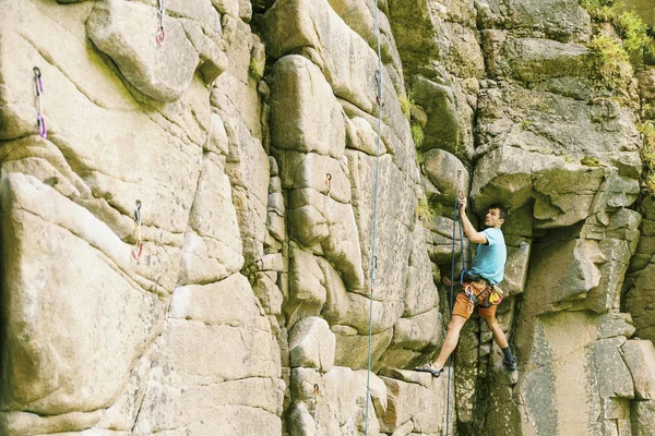 Ορειβάτη να ανέβει έναν μεγάλο τοίχο. Ορειβάτη να ανέβει ένα μεγάλο τοίχο. — Φωτογραφία Αρχείου