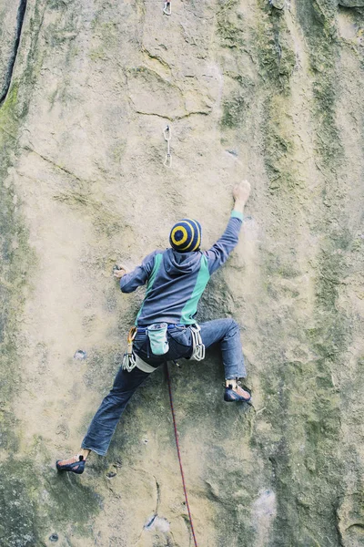 Ein Mann erklimmt den Felsen auf einer Kletterroute. — Stockfoto