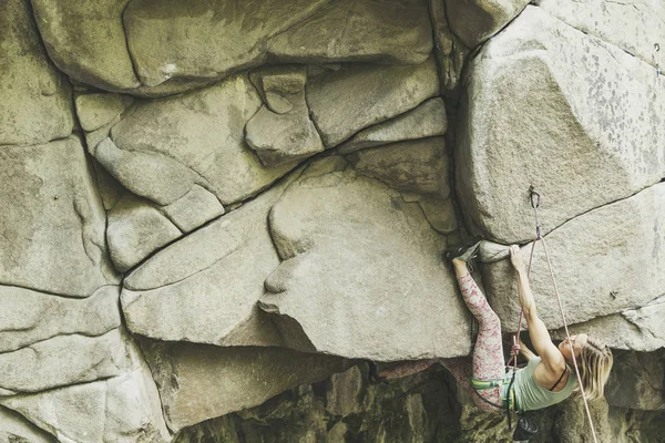 La chica sube a la roca en una ruta de escalada . —  Fotos de Stock