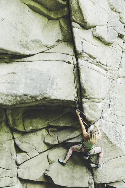 Το κορίτσι σκαρφαλώνει σε μια αναρρίχηση διαδρομή. — Φωτογραφία Αρχείου