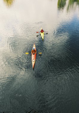 İki adam nehir boyunca Kayak.