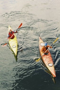 İki adam nehir boyunca Kayak.