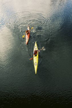 İki adam nehir boyunca Kayak.