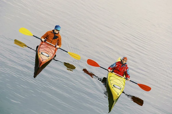 Dos hombres están navegando a lo largo del río. . — Foto de Stock