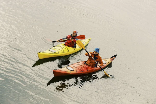 Due uomini stanno facendo kayak lungo il fiume . — Foto Stock