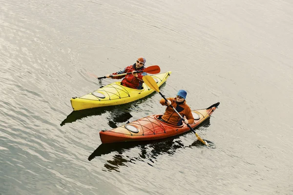 Dos hombres están navegando a lo largo del río. . — Foto de Stock