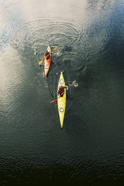 Dos hombres están navegando a lo largo del río. . — Foto de Stock