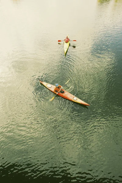 Deux hommes font du kayak le long de la rivière . — Photo