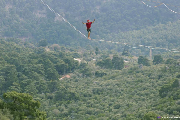 Zu Fuß eine Schlange in der Skyline. Türkischer Highline-Karneval in Antalya. — Stockfoto