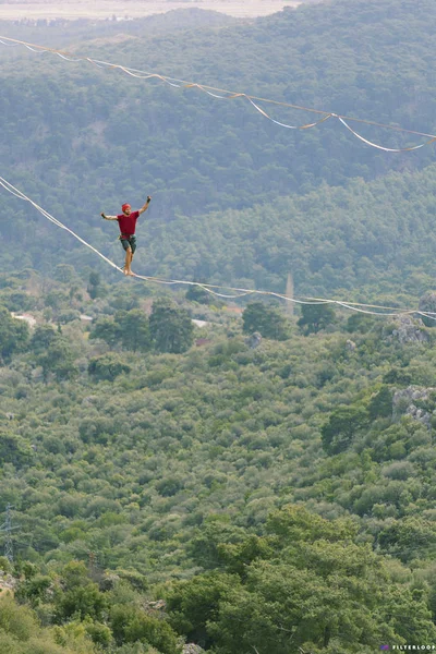 Gå en linje i himlen. Turkiska Highline karneval i Antalya. — Stockfoto