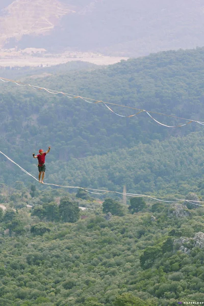 Caminar por una línea en el cielo.Carnaval turco Highline en Antalya . — Foto de Stock