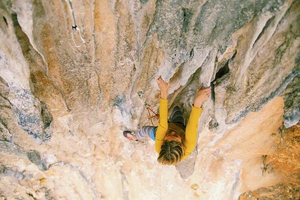 Escalada en roca en Turquía. La chica sube a la ruta. Fotografía de — Foto de Stock