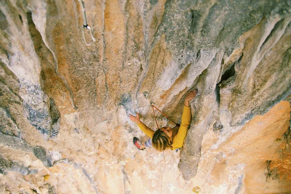 Escalada na Turquia. A menina sobe na rota. Foto fro — Fotografia de Stock