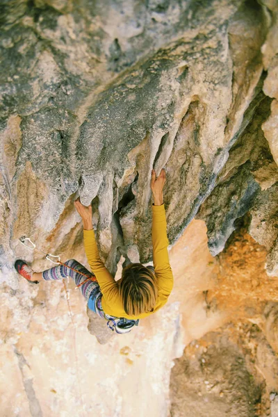Escalada en roca en Turquía. La chica sube a la ruta. Fotografía de — Foto de Stock