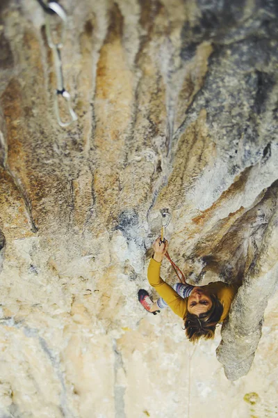 Rock-climbing in Turkey. The girl climbs on the route. Photo fro — Stock Photo, Image