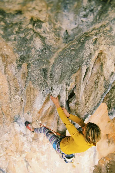 Rock-climbing in Turkey. The girl climbs on the route. Photo fro — Stock Photo, Image