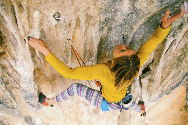 Rock-climbing in Turkey. The girl climbs on the route. Photo fro — Stock Photo, Image