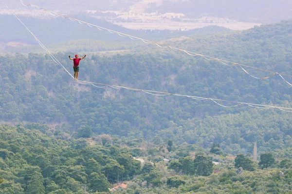 Caminar por una línea en el cielo.Carnaval turco Highline en Antalya . — Foto de Stock