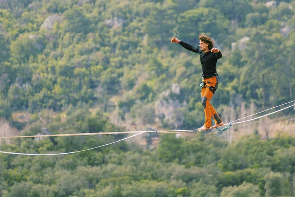 Caminhe uma linha no céu.Carnaval Highline turco em Antalya . — Fotografia de Stock