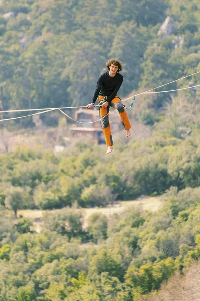 Camminare una linea nel cielo.Turco Highline Carnevale di Antalya . — Foto Stock