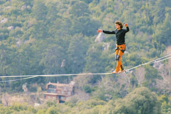 Gökyüzünde aşmak. Antalya'da Türk Highline karnaval. — Stok fotoğraf