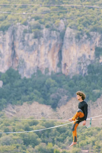 Caminhe uma linha no céu.Carnaval Highline turco em Antalya . — Fotografia de Stock