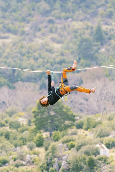 Gökyüzünde aşmak. Antalya'da Türk Highline karnaval. — Stok fotoğraf