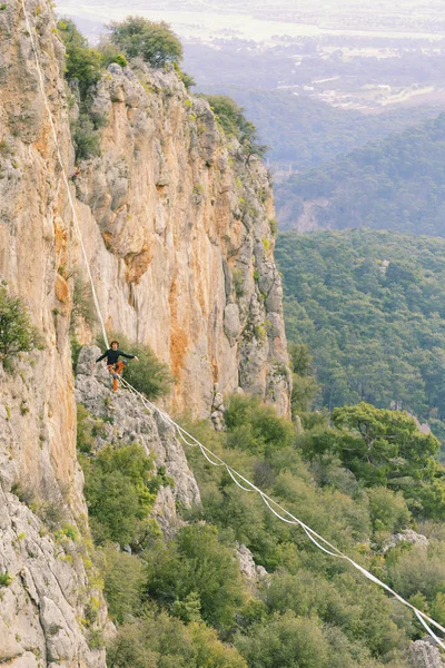 Gökyüzünde aşmak. Antalya'da Türk Highline karnaval. — Stok fotoğraf