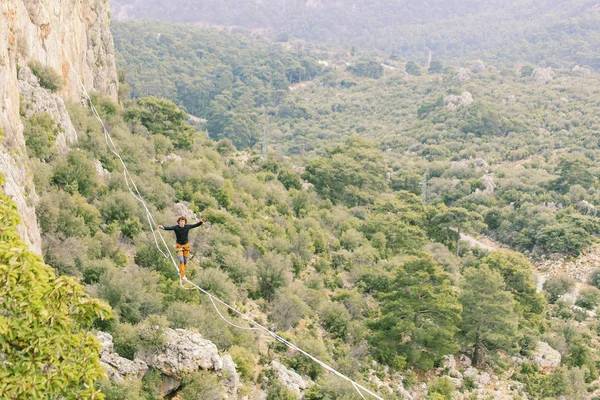 Caminar por una línea en el cielo.Carnaval turco Highline en Antalya . — Foto de Stock