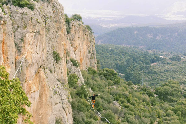 Caminar por una línea en el cielo.Carnaval turco Highline en Antalya . — Foto de Stock