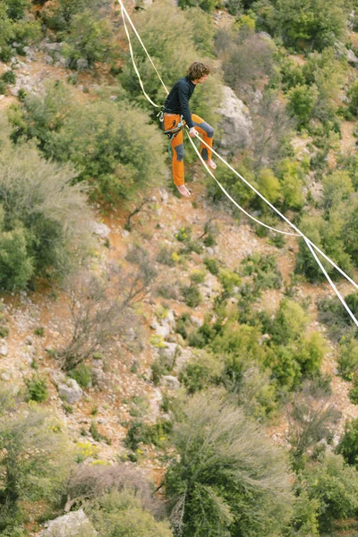 Gökyüzünde aşmak. Antalya'da Türk Highline karnaval. — Stok fotoğraf