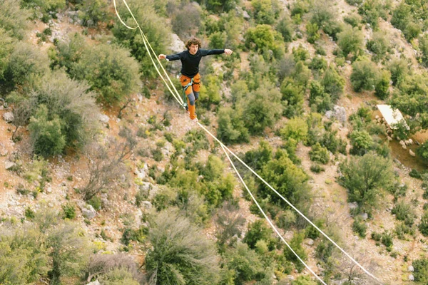 Caminar por una línea en el cielo.Carnaval turco Highline en Antalya . — Foto de Stock