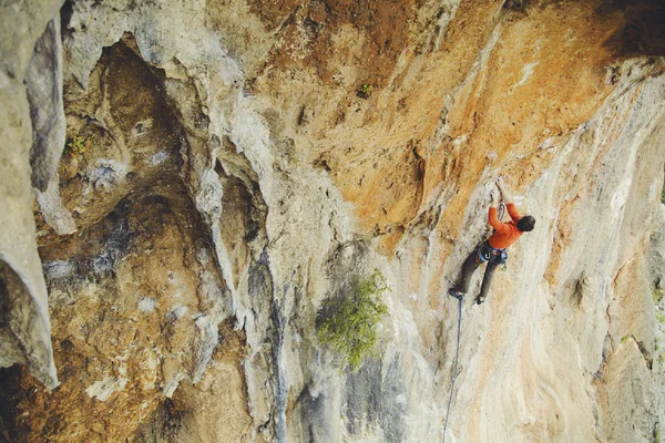 Скелелазіння в Туреччині. Хлопець піднімається на маршруті. Фото з — стокове фото
