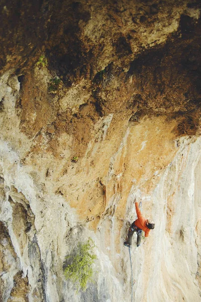 Rock-climbing in Turkey. The guy climbs on the route. Photo from — Stock Photo, Image