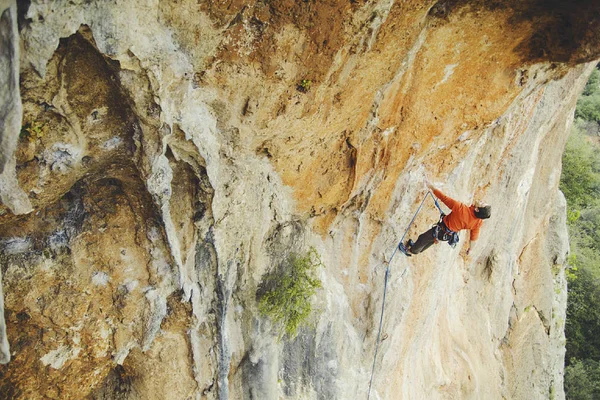 Bergsklättring i Turkiet. Killen klättrar på rutten. Foto från — Stockfoto