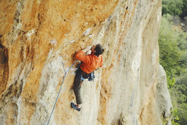 Arrampicata in Turchia. Il tipo si arrampica sul percorso. Foto da — Foto Stock