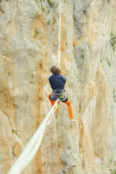 Caminar por una línea en el cielo.Carnaval turco Highline en Antalya . — Foto de Stock