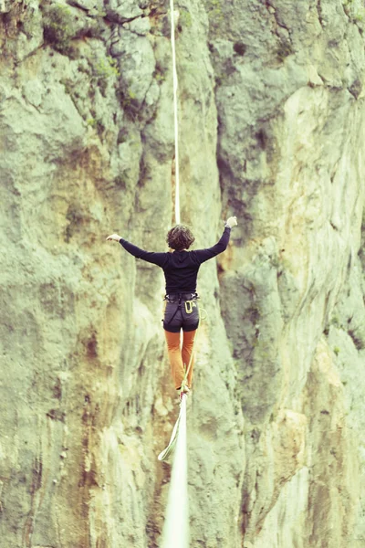 Caminar por una línea en el cielo.Carnaval turco Highline en Antalya . — Foto de Stock