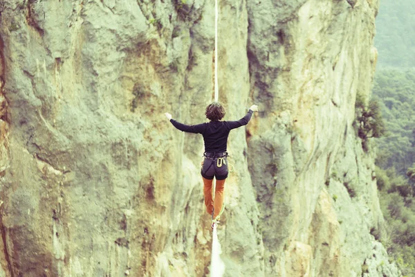 Marchez une ligne dans le ciel.Carnaval turc Highline à Antalya . — Photo