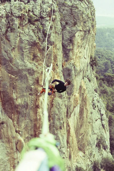 Marchez une ligne dans le ciel.Carnaval turc Highline à Antalya . — Photo