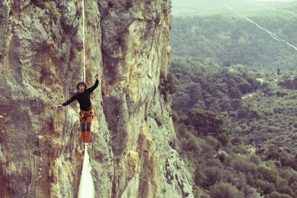 Caminar por una línea en el cielo.Carnaval turco Highline en Antalya . — Foto de Stock