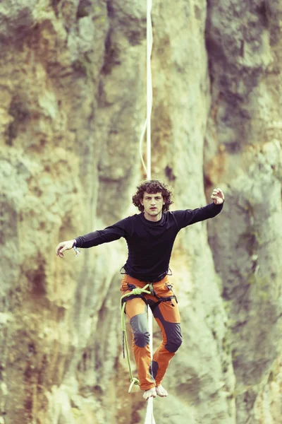 Camminare una linea nel cielo.Turco Highline Carnevale di Antalya . — Foto Stock