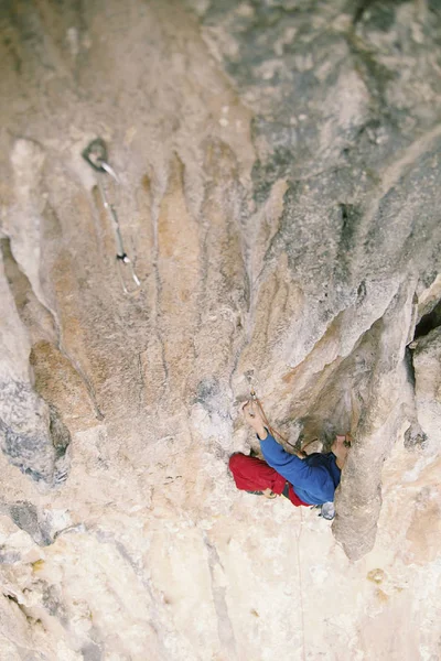 Escalada en roca en Turquía. El tipo sube a la ruta. Foto de — Foto de Stock