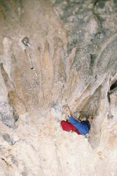 Arrampicata in Turchia. Il tipo si arrampica sul percorso. Foto da — Foto Stock