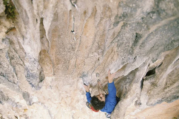 Escalada en roca en Turquía. El tipo sube a la ruta. Foto de —  Fotos de Stock