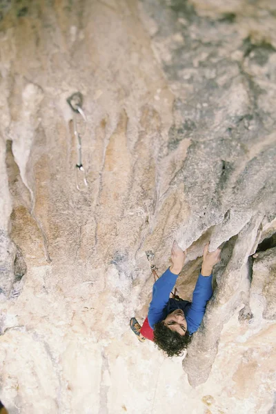 Escalada en roca en Turquía. El tipo sube a la ruta. Foto de — Foto de Stock
