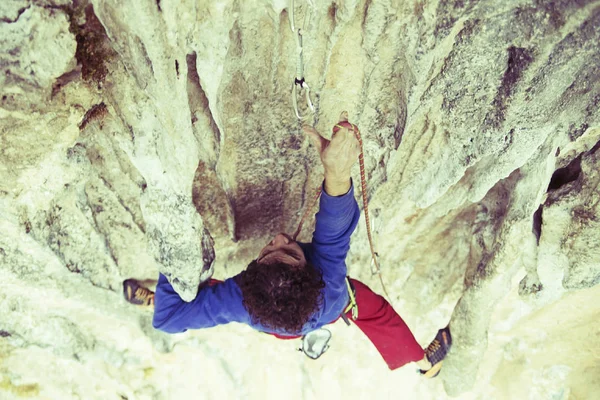 Rock-climbing in Turkey. The guy climbs on the route. Photo from — Stock Photo, Image