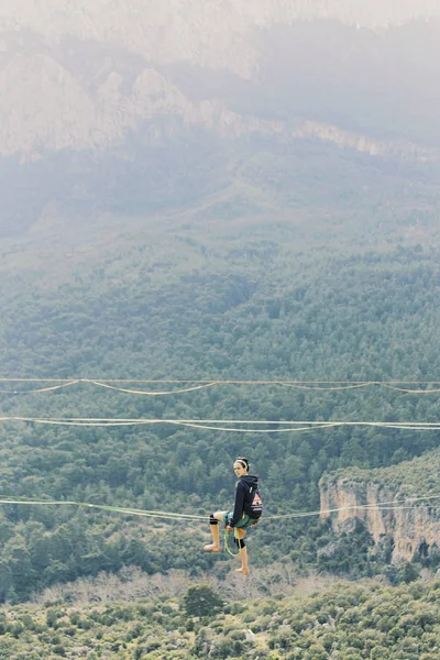 Walk a line in the sky.Turkish Highline Carnival in Antalya. — Stock Photo, Image