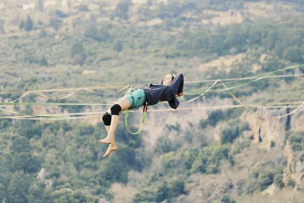 Gökyüzünde aşmak. Antalya'da Türk Highline karnaval. — Stok fotoğraf